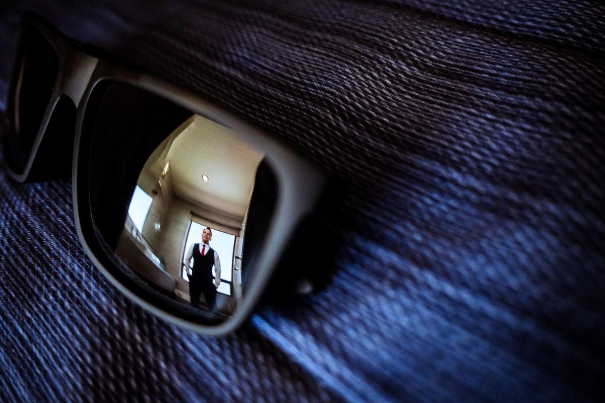 Reflejo del novio en unos lentes de sol