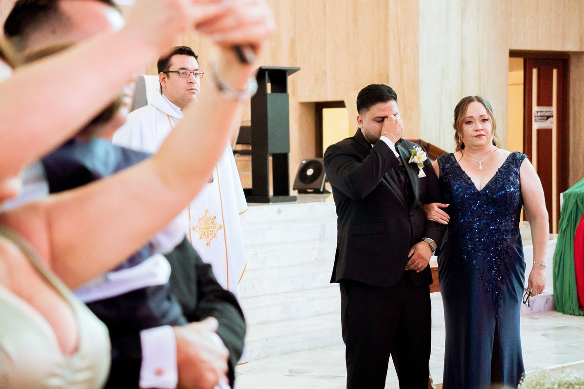 Novio emocionado junto a su mamá en la iglesia