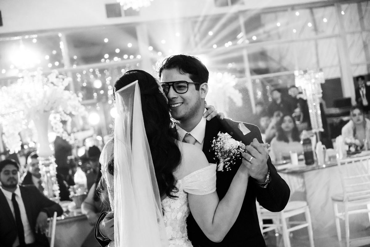 Novios en su primer baile, en blanco y negro