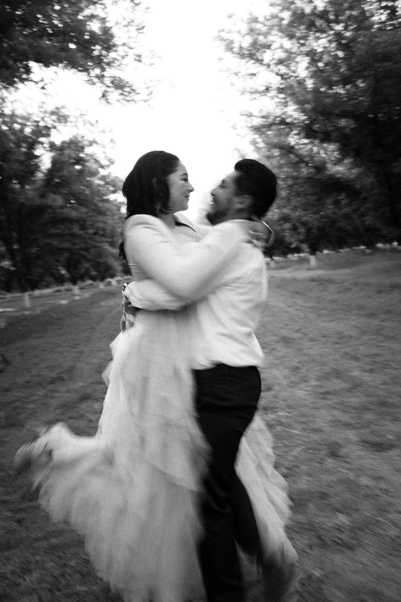 Novios abrazándose en movimiento, en blanco y negro
