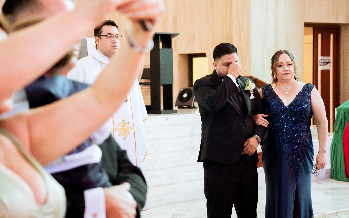 Novio emocionado junto a su mamá en la iglesia