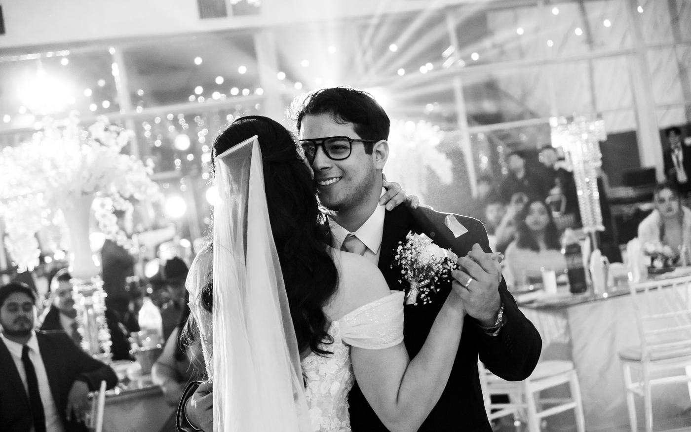 Novios bailando, en blanco y negro