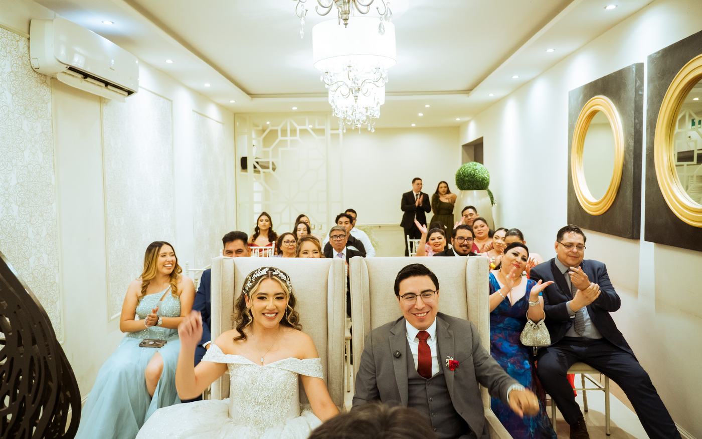 Quinceañera sonriendo rodeada de su familia en una sala
