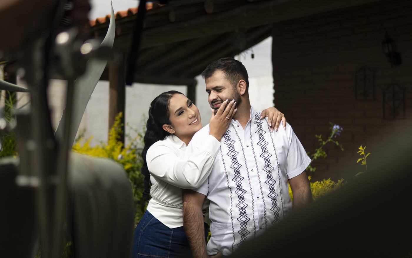 Ella abraza a su pareja y le toca la cara