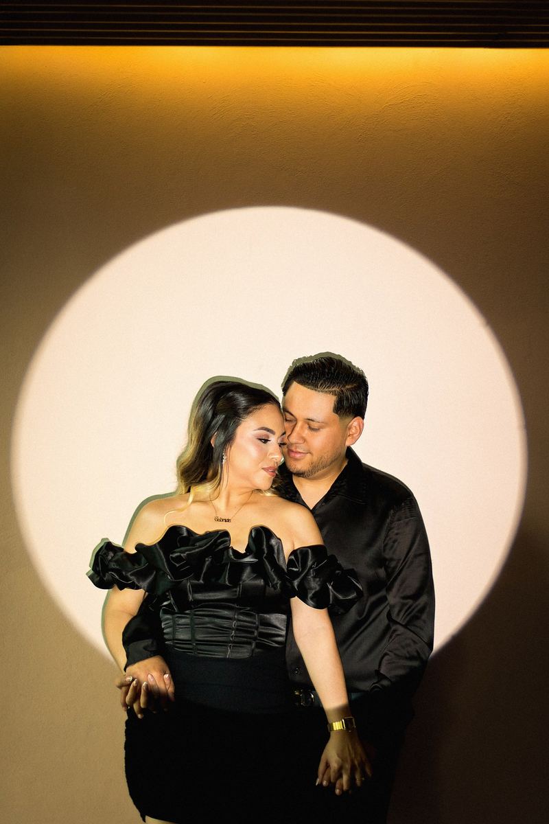 Pareja abrazada frente a un círculo de luz