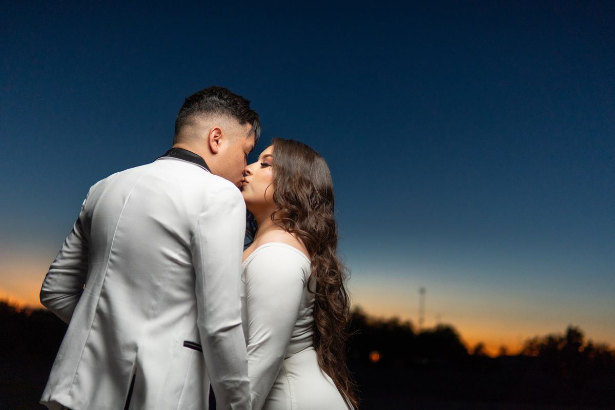 Pareja besándose al anochecer